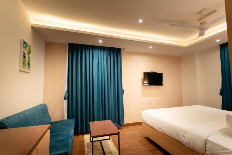 Hotel Ocean Blue Visakhapatnam Exteriör bild